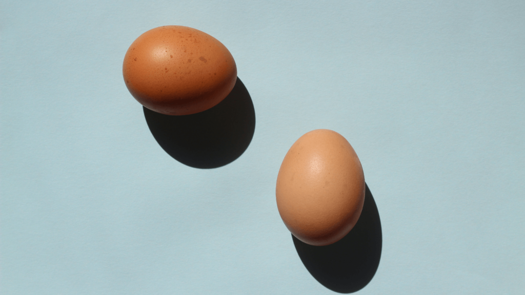 zwei Eier auf einem türkisen Untergrund