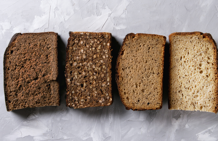 Verschiedene aufgeschnittene Brotsorten