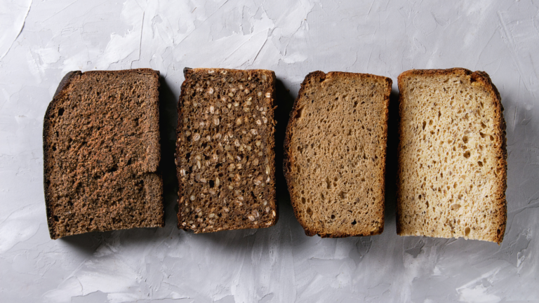 Verschiedene aufgeschnittene Brotsorten