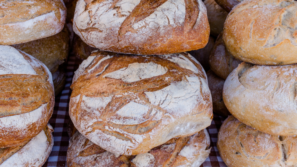 Gestapelte Sauerteig Brote