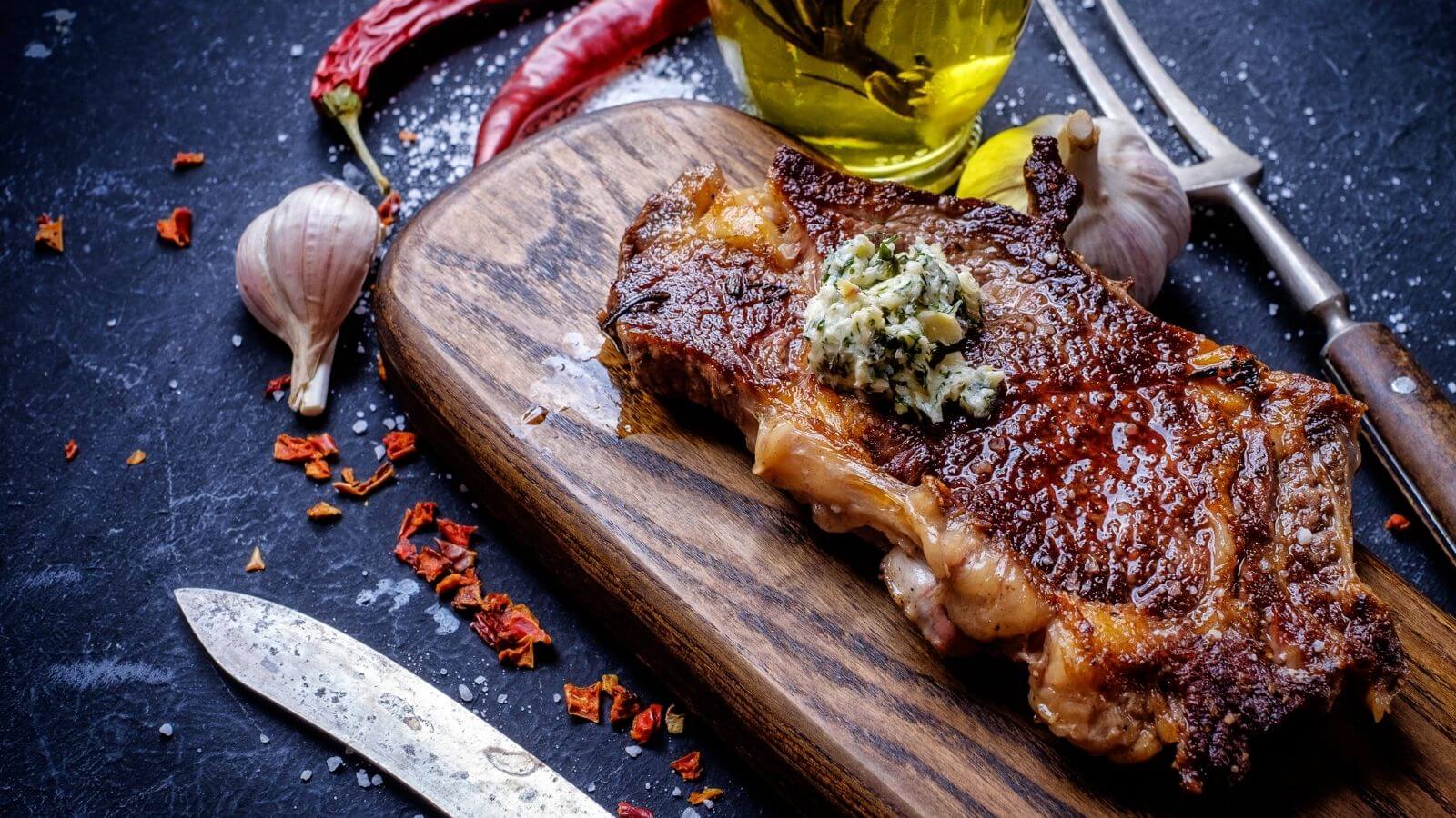 Saftig und gesund: Entrecôte Braten mit Gemüse