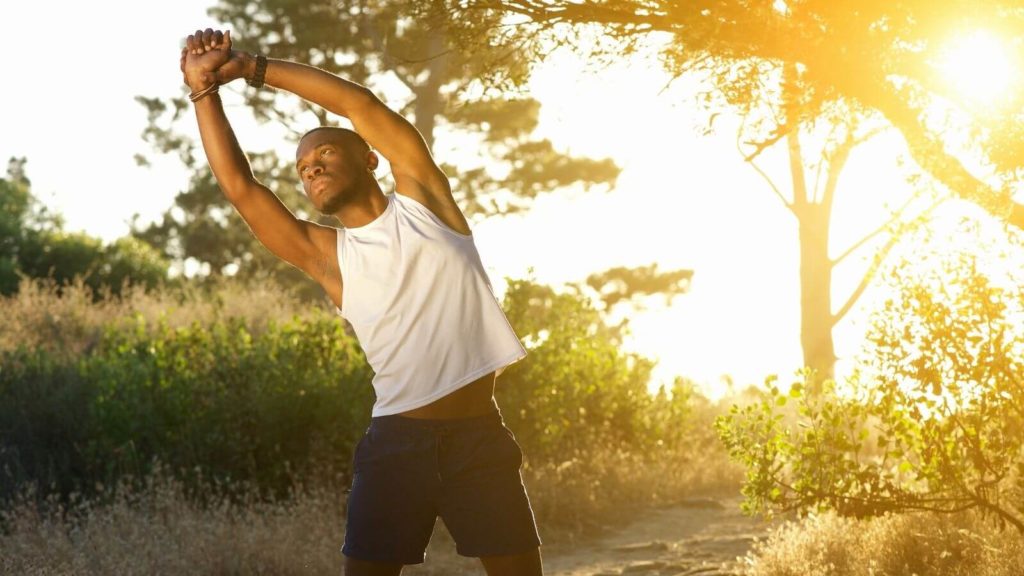 Fitter Mann in der Natur