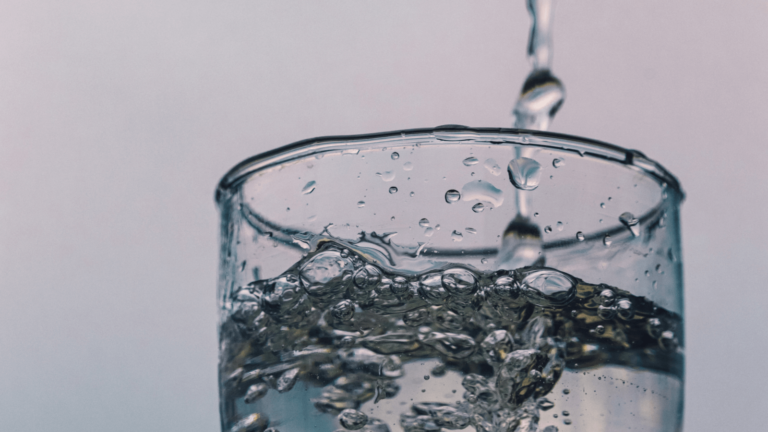 Nahaufnahme eines Glas Leitungswassers