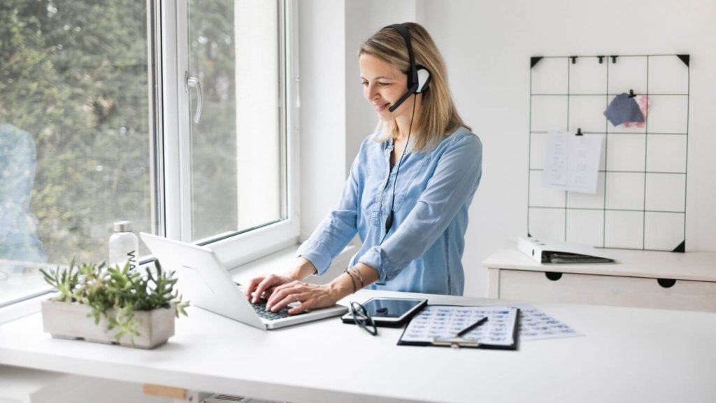 Frau arbeitet im Stehen