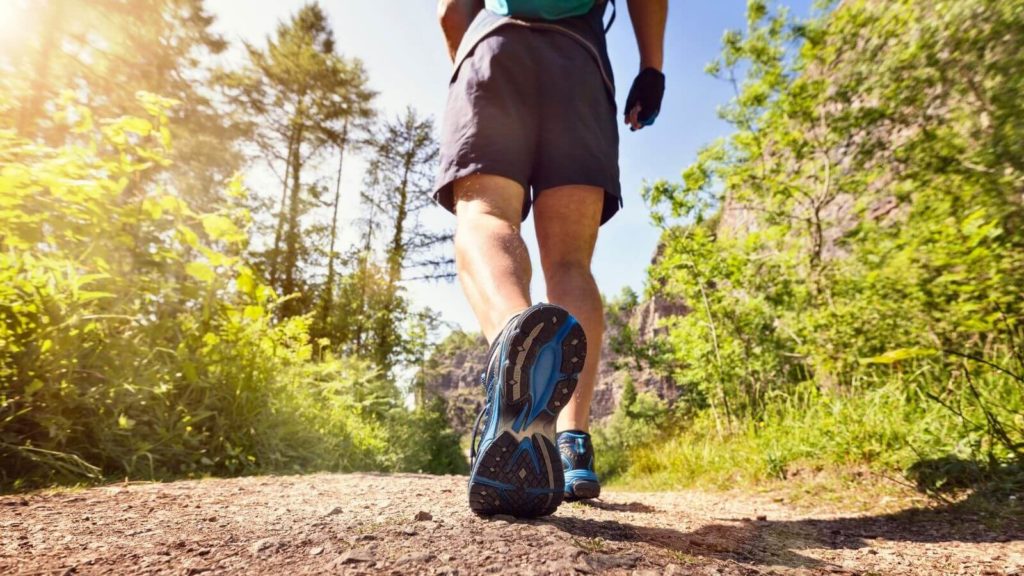 Mann joggt durch den Wald