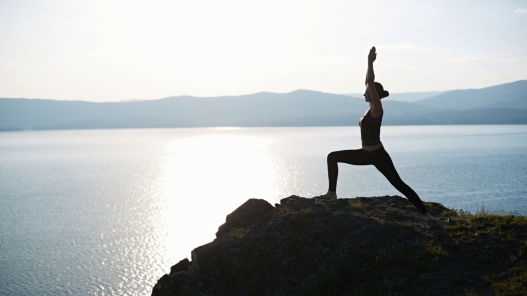 Frau, die draußen Yoga macht