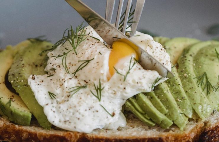 Pochiertes Ei auf Avocadobrot