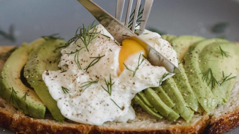 Pochiertes Ei auf Avocadobrot