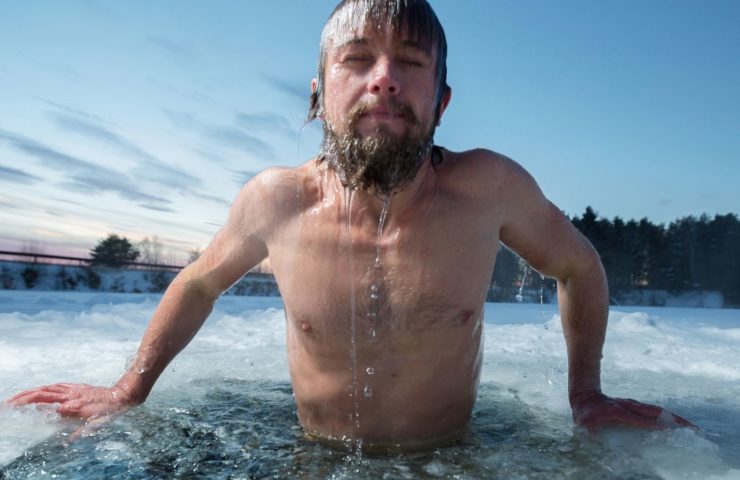 Mann im Eisbad nach der Wim Hof Methode