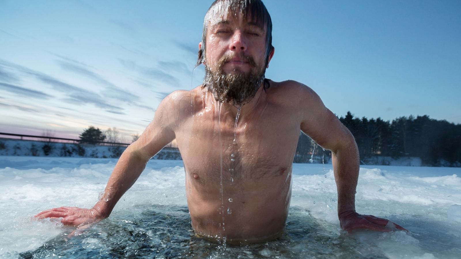 Mann im Eisbad nach der Wim Hof Methode