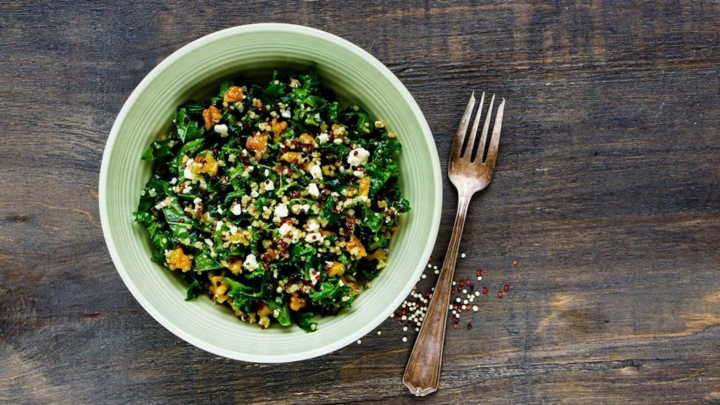 Grünkohl Salat im Teller