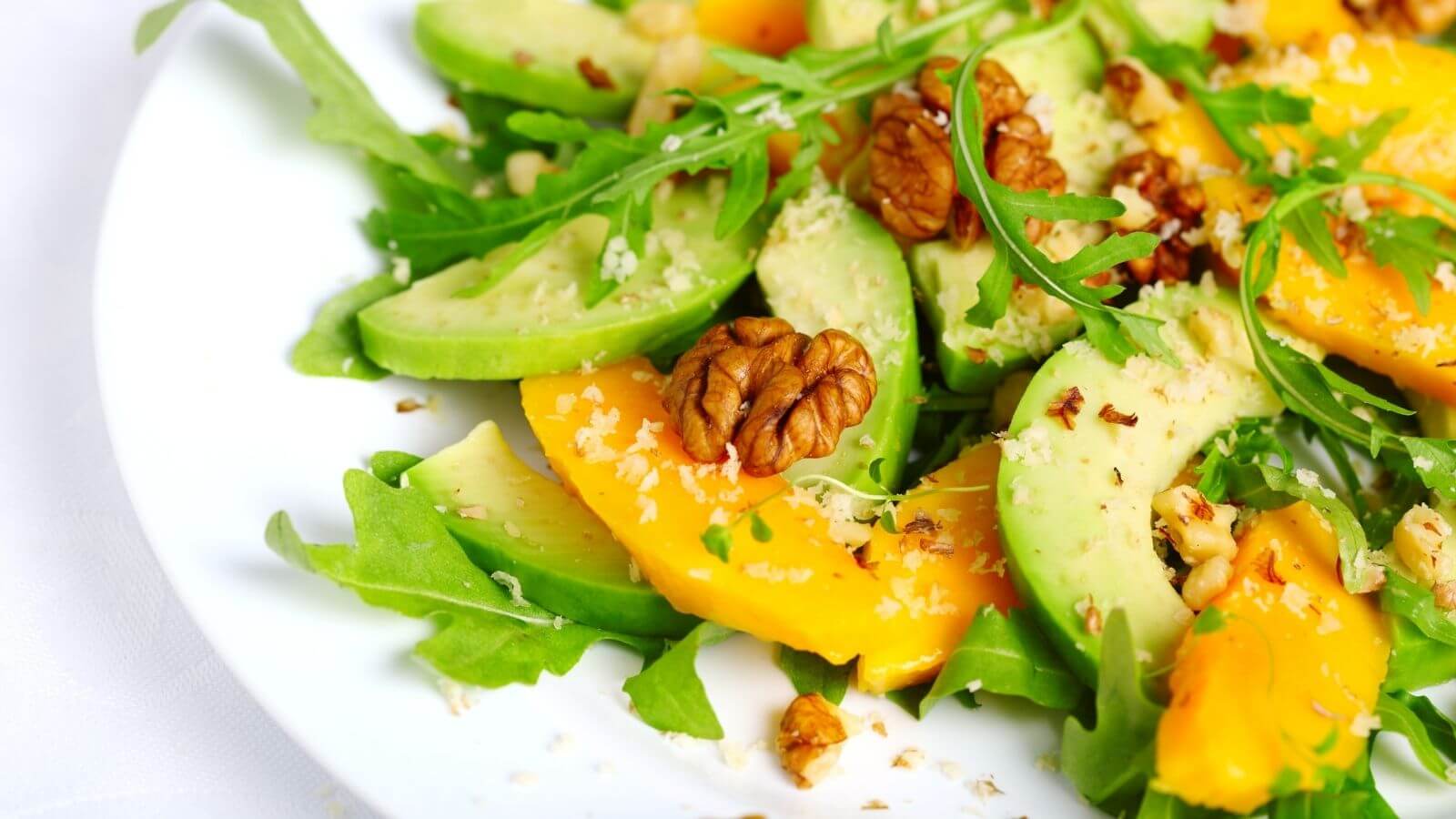 Avocado Salat mit Mango, Koriander + Pekannüssen