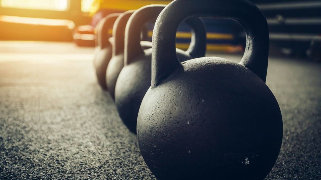 Kettlebells in einer Reihe