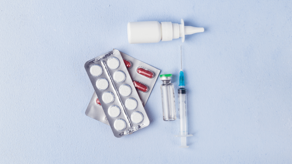 Antibiotika in Form von Tabletten und Spritzen