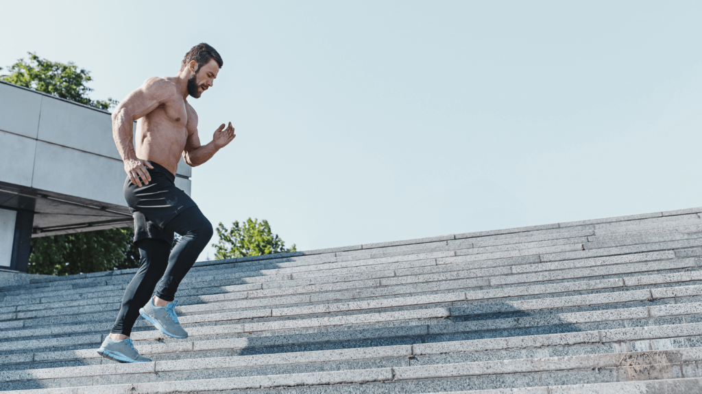 Mann der Cardio Training auf einer Treppe macht