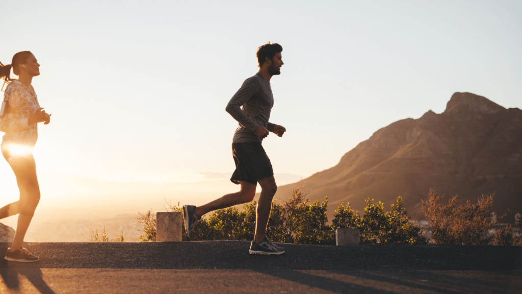 Mann und Frau, die draußen joggen gehen