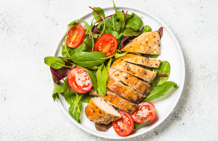 Ketogener Salat mit Hähnchen