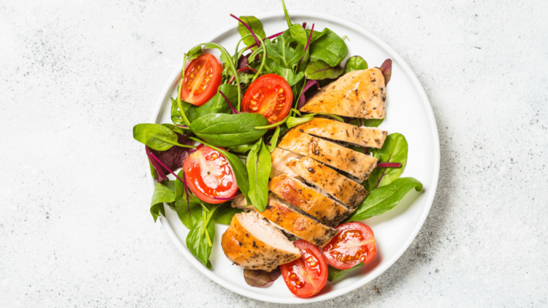 Ketogener Salat mit Hähnchen