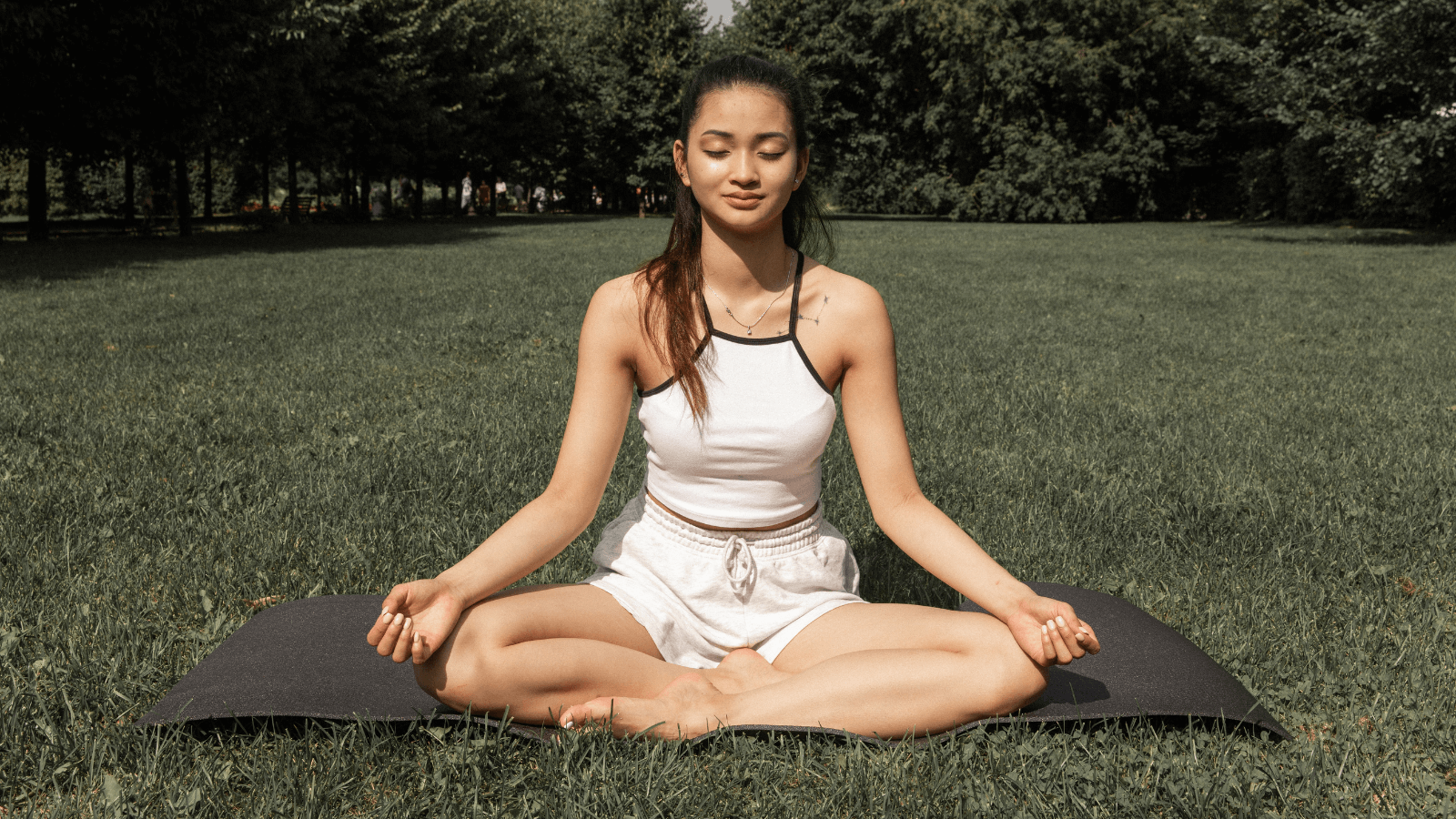 Meditierende Frau im Park