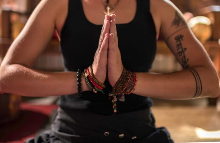 weiße Tantra besteht aus Meditationen, Tanzen sowie Atem- und Yoga-Übungen