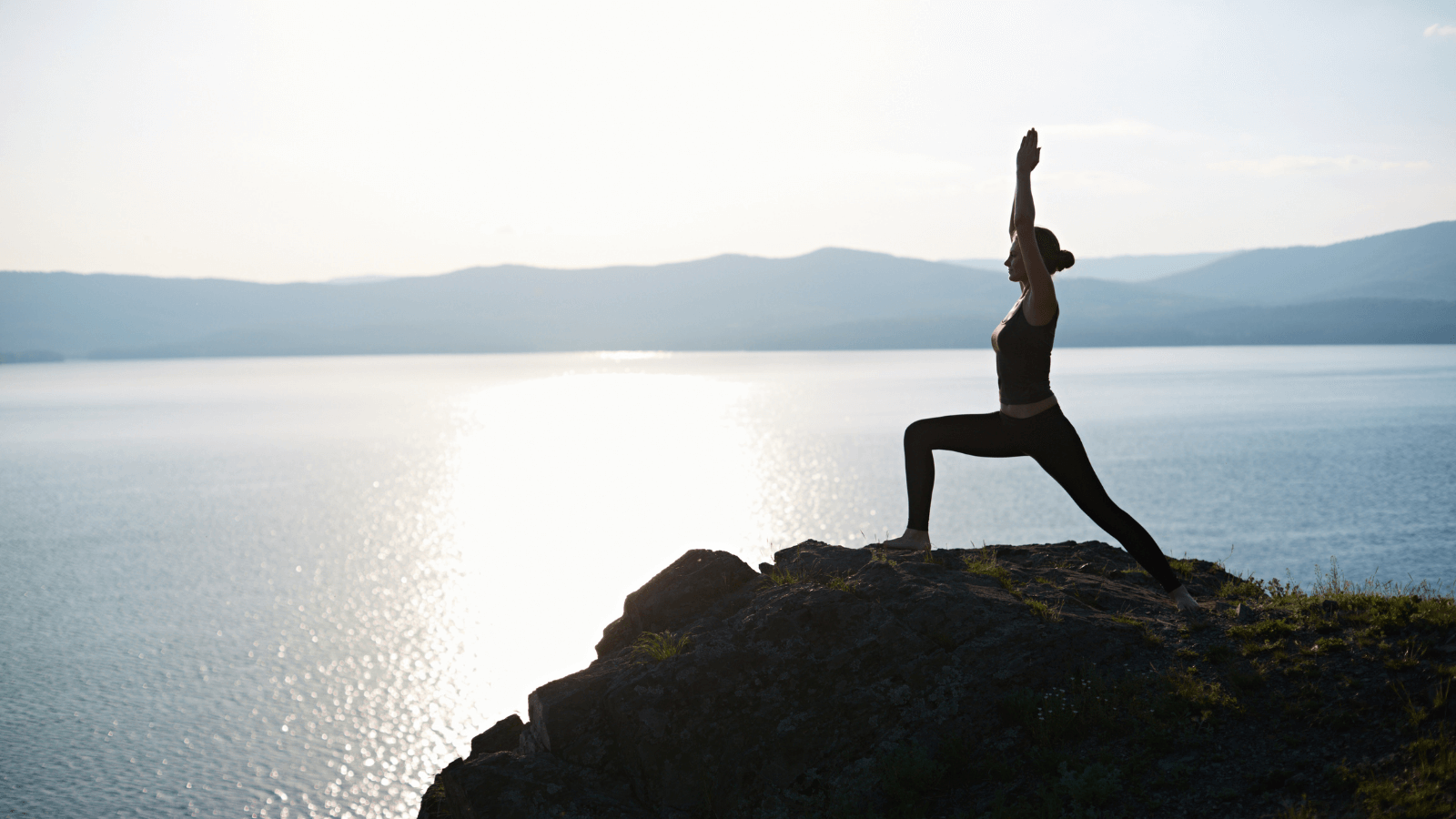 Frau, die Yoga am Meer macht