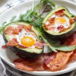 Avocadoboot mit Ei und Speck Keto