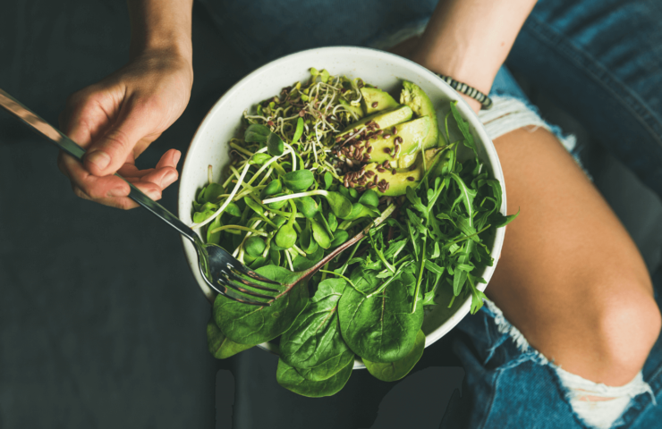 Bowl mit Spinat, Avocado, Rucola und Sprossen