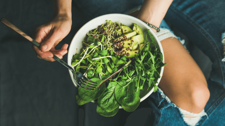 Bowl mit Spinat, Avocado, Rucola und Sprossen