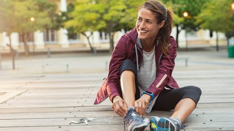 Frau macht Pause beim Sport