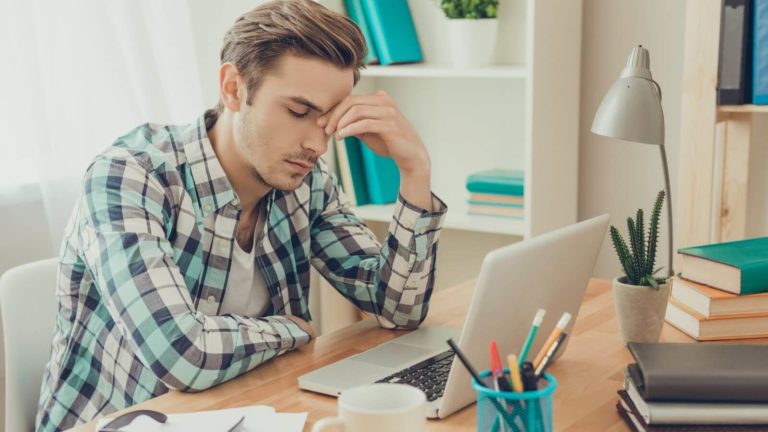 Mann hat schlechte Laune