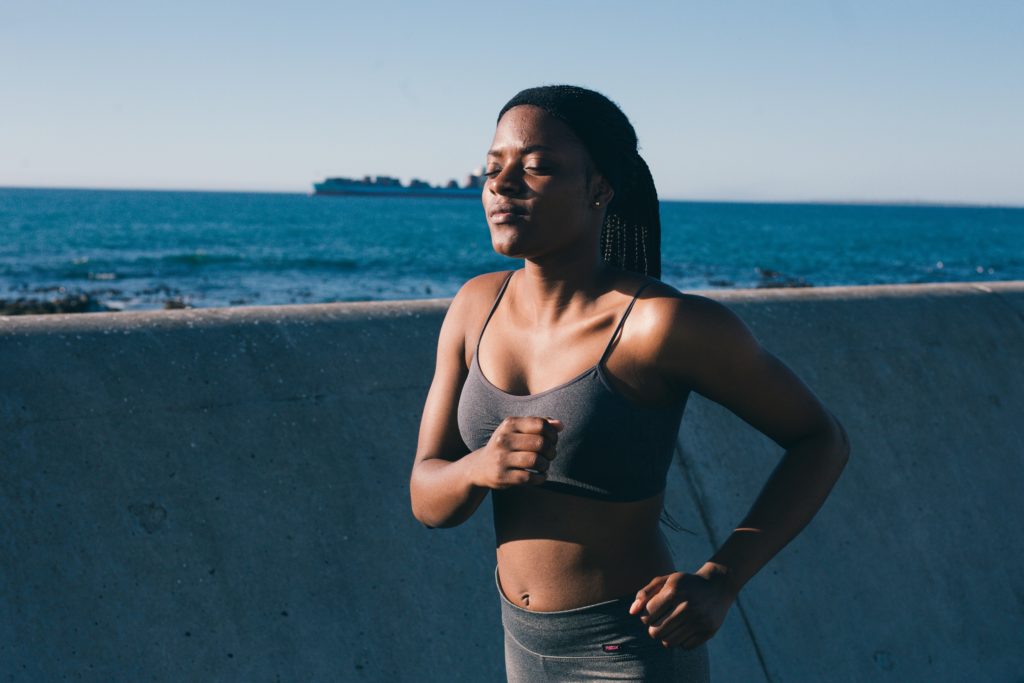 Frau, die am Meer joggen geht