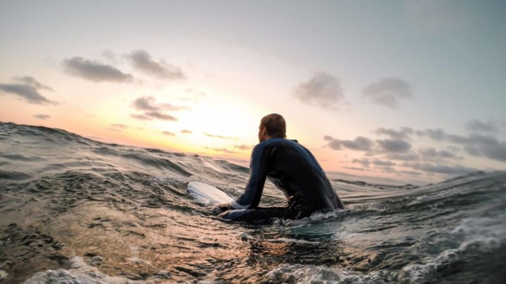 Surfer auf seinem Board