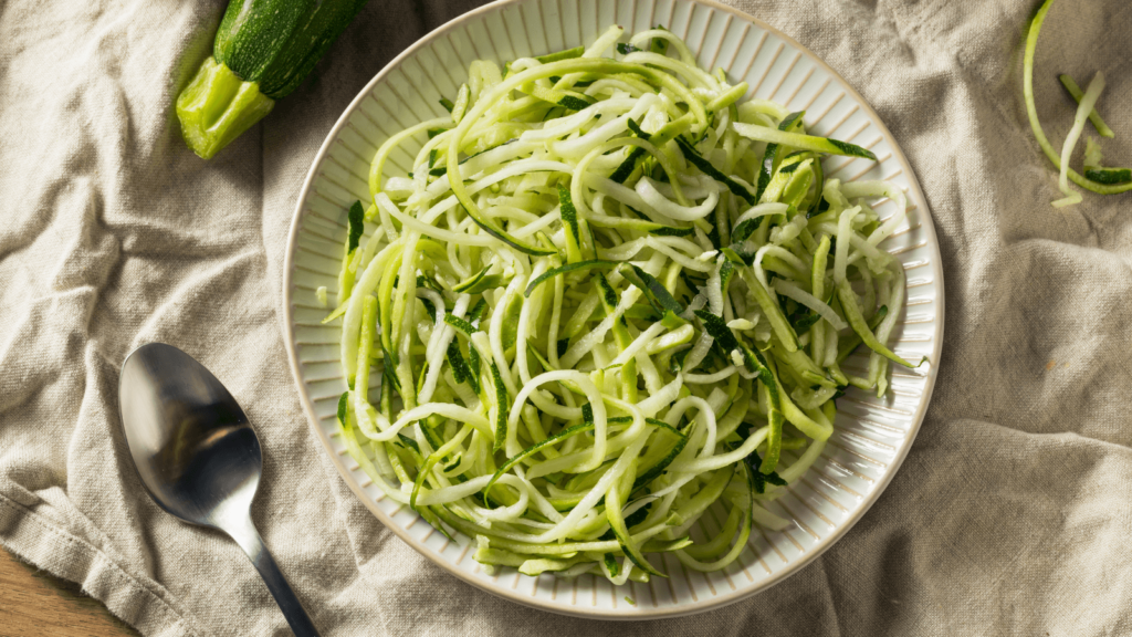 Schüssel mit Zucchini Nudeln