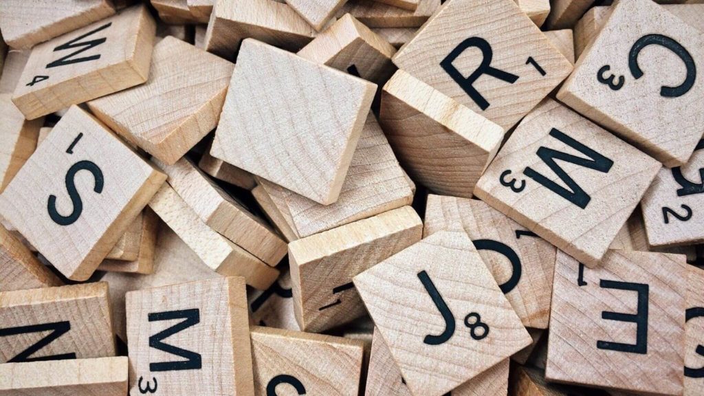 Scrabble Spielsteine mit Buchstaben