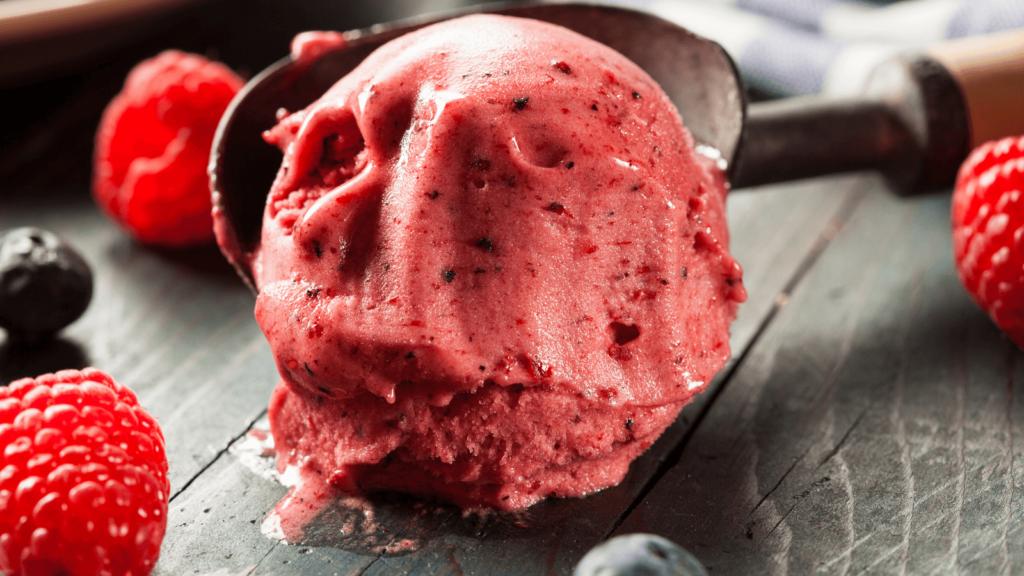 Eine Kugel Sorbet-Eis aus Beeren