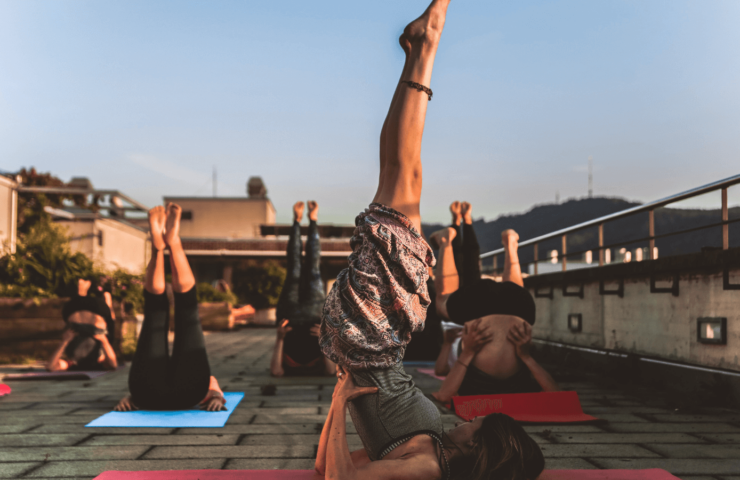 Yoga in der Gruppe auf einer Dachterrasse