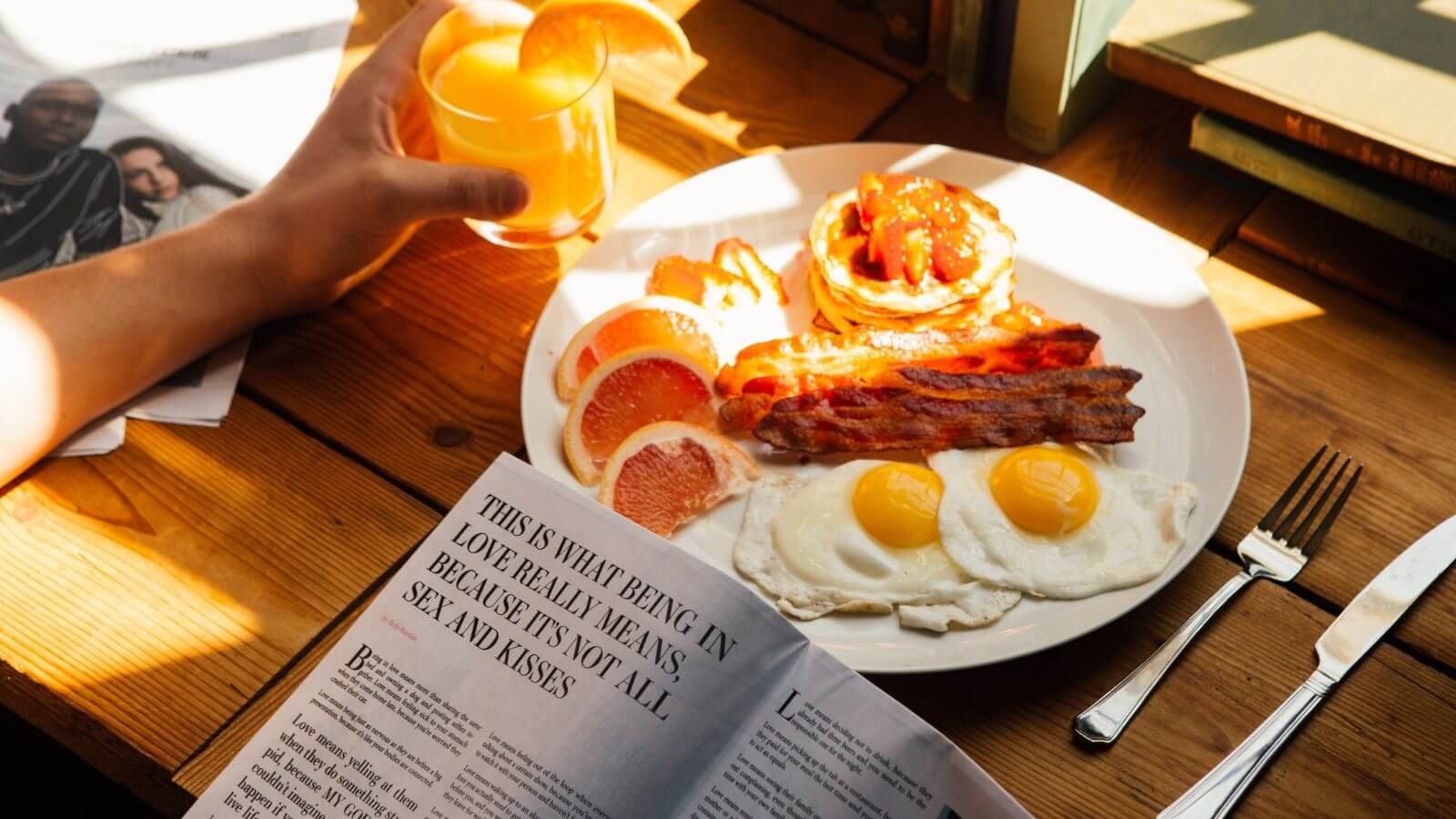 Frühstück mit Eiern, Bacon und Grapefruit
