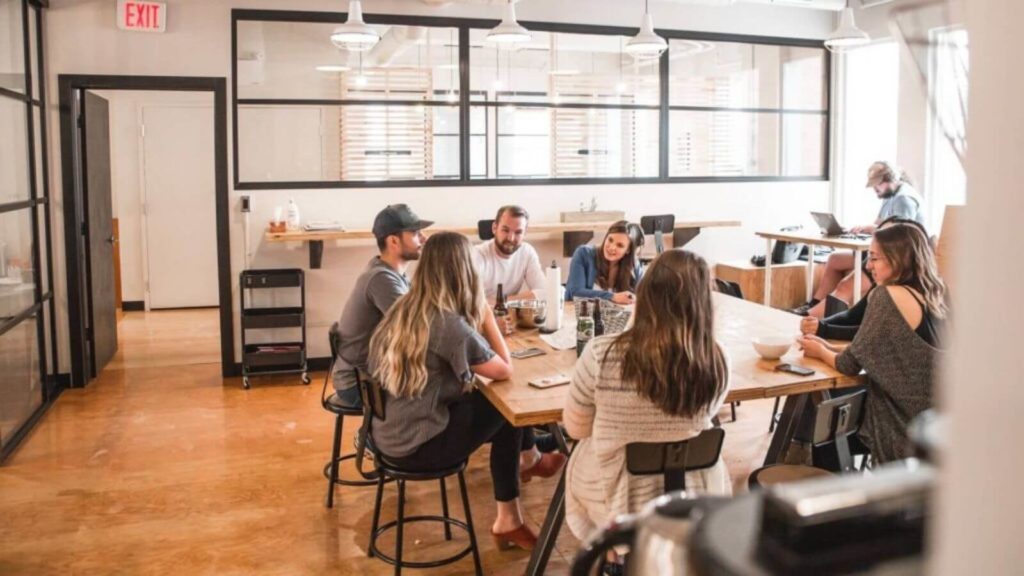 Arbeitskollegen, die zusammen am Tisch sitzen und brainstormen