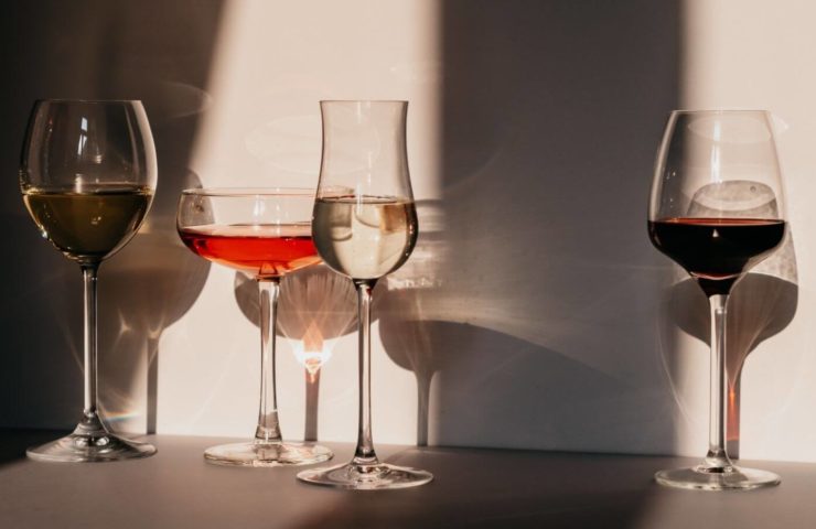 Gefüllte Gläser mit Alkohol