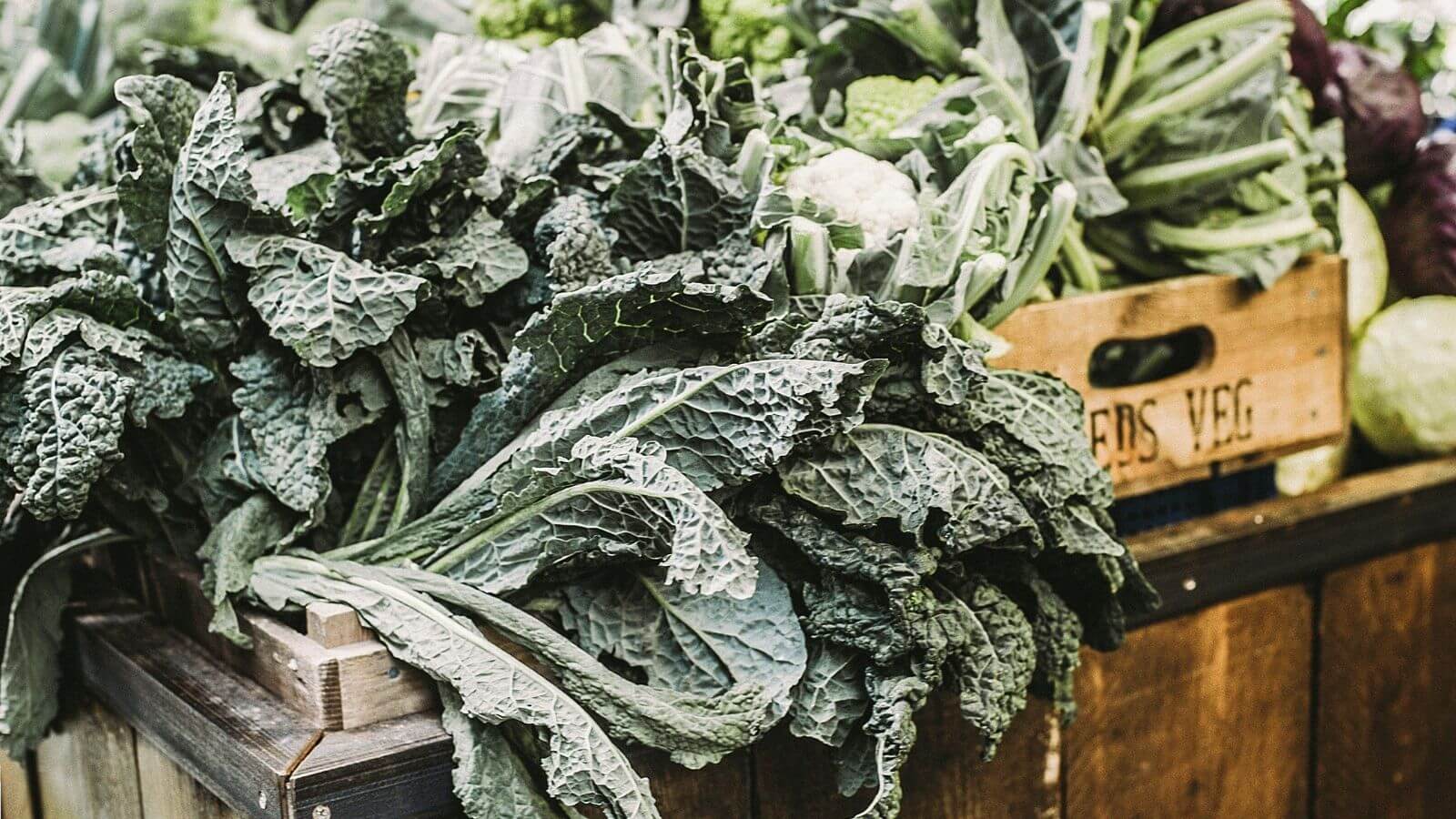 Grünes Blattgemüse auf dem Marktstand