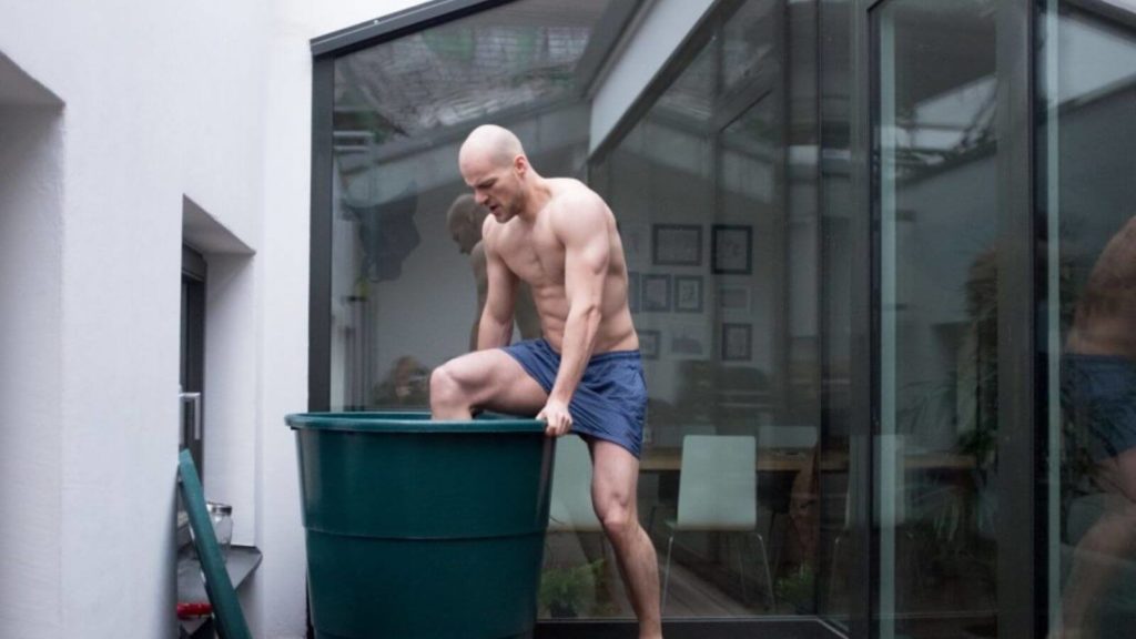 Gründer Janis beim Eisbaden