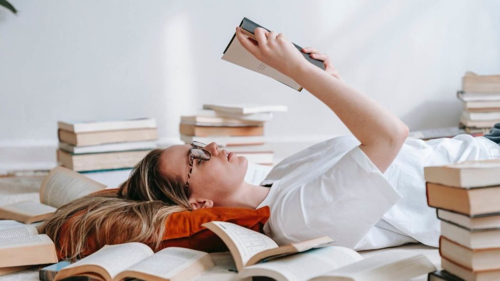 Junge Frau, die ein Buch liest