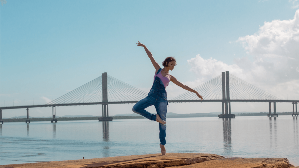 Frau, die draußen Ballett tanzt