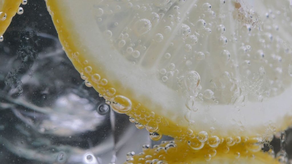 Nahaufnahme einer Zitrone in Mineralwasser