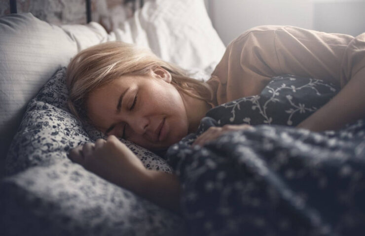 Melatonin Wirkung: Frau schläft zufrieden im Bett