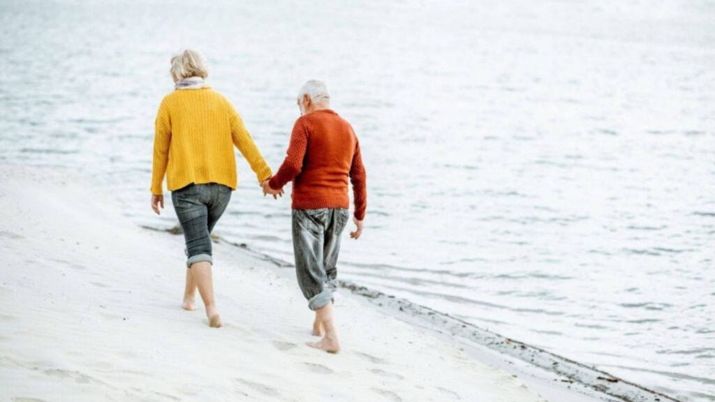 Älteres Paar am Strand