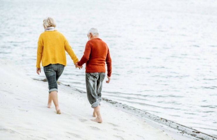 Älteres Paar am Strand