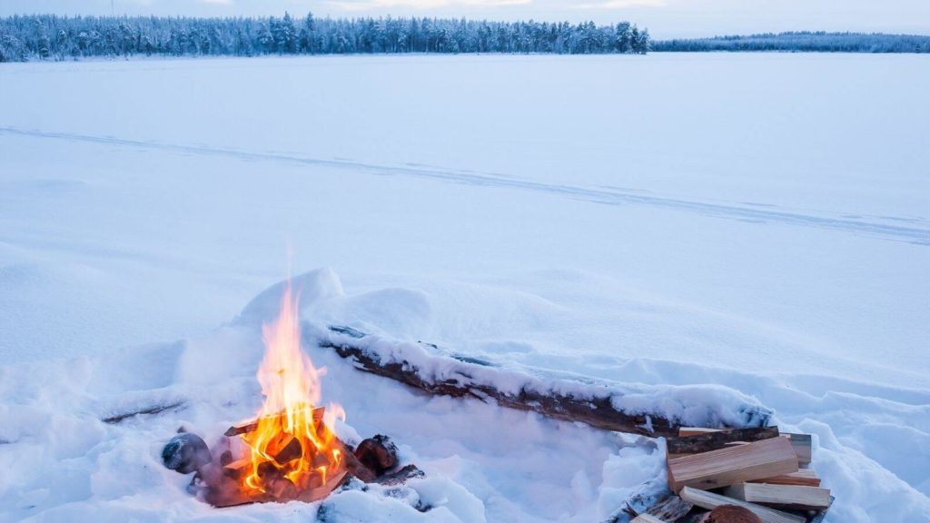 Lagerfeuer im Schnee