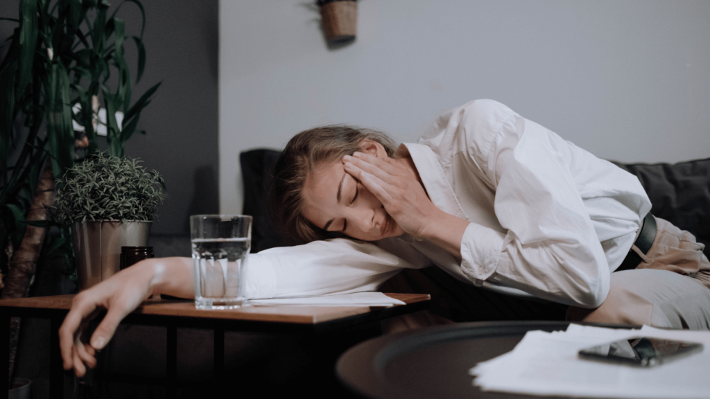 Gestresste Frau am Arbeitsplatz