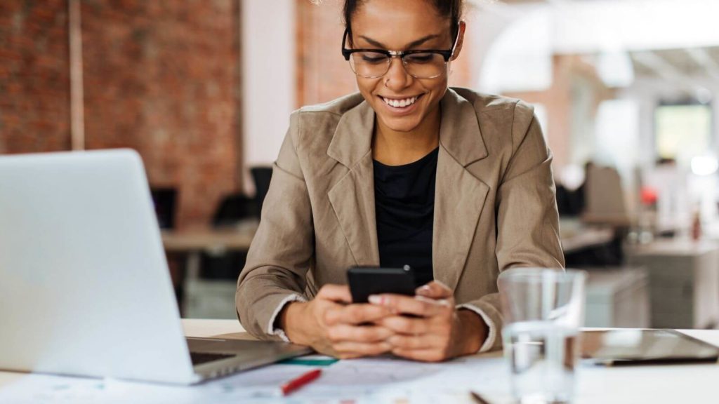 Frau arbeitet mit Smartphone